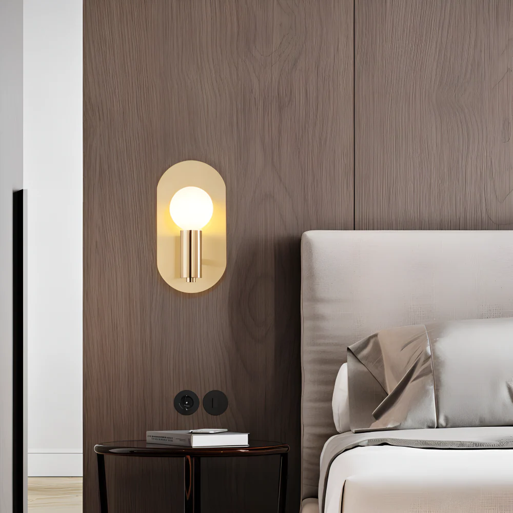 Aurumé – Vägglampa i Polerad Koppar med Oval Guldplatta - Bild 3