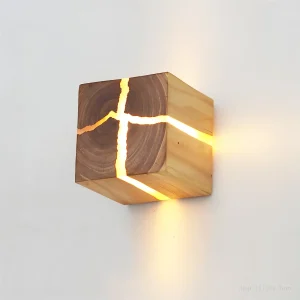 QuadCrackle – Handgjord Vägglampa i Trä med Konstnärlig Crackle-design