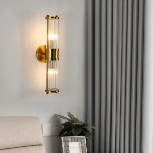 Aurelia – Vägglampa i Guld med Ribbade Kristalldetaljer och E14 LED-belysning