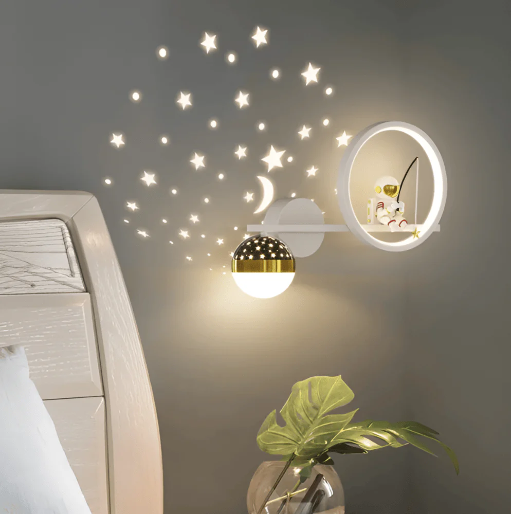 CosmoDream – Astronaut Vägglampa med Stjärnprojektor för Barn - Bild 3