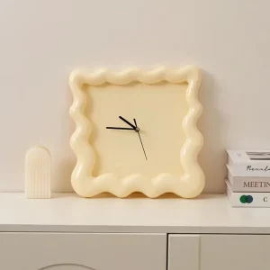 CreamCake Dial – Krämfärgad Väggklocka i Kakform för Dopamininredning